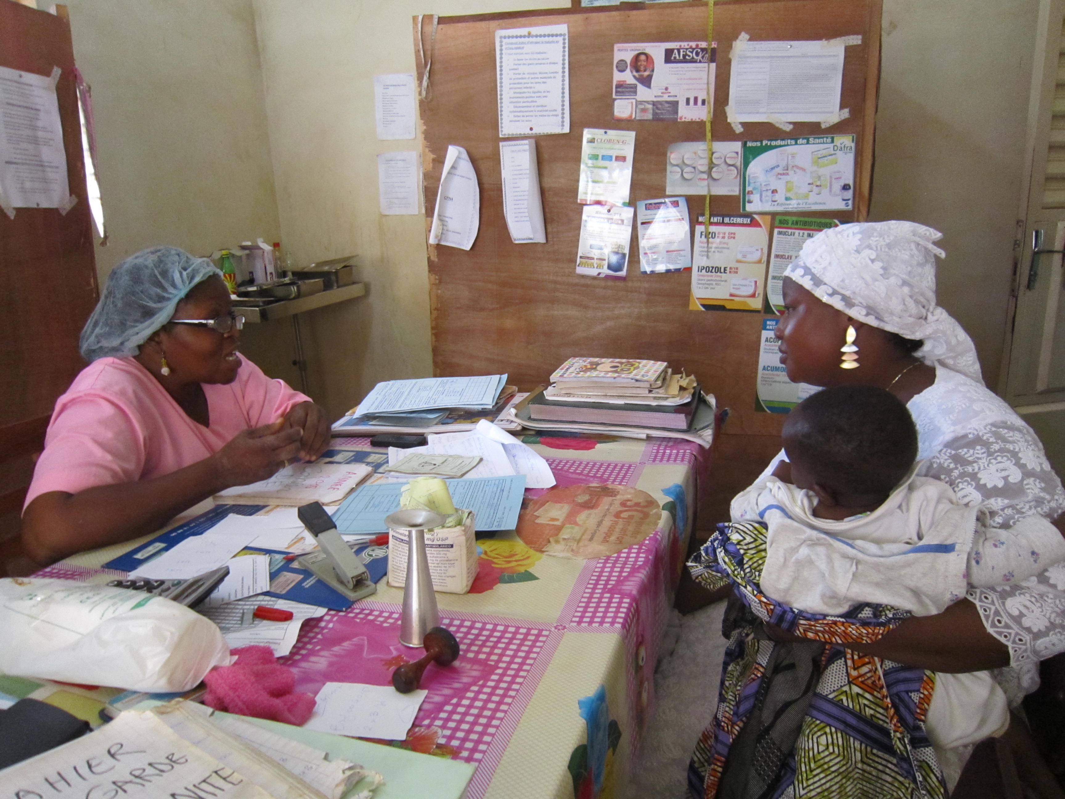 La sage-femme travaille en partenariat avec les femmes en vue de leur prodiguer le soutien, les soins et conseils dont elles ont besoin pendant la grossesse, le travail et la période post-partum, pour réaliser les accouchements et fournir des soins au nouveau-né et au nourrisson.